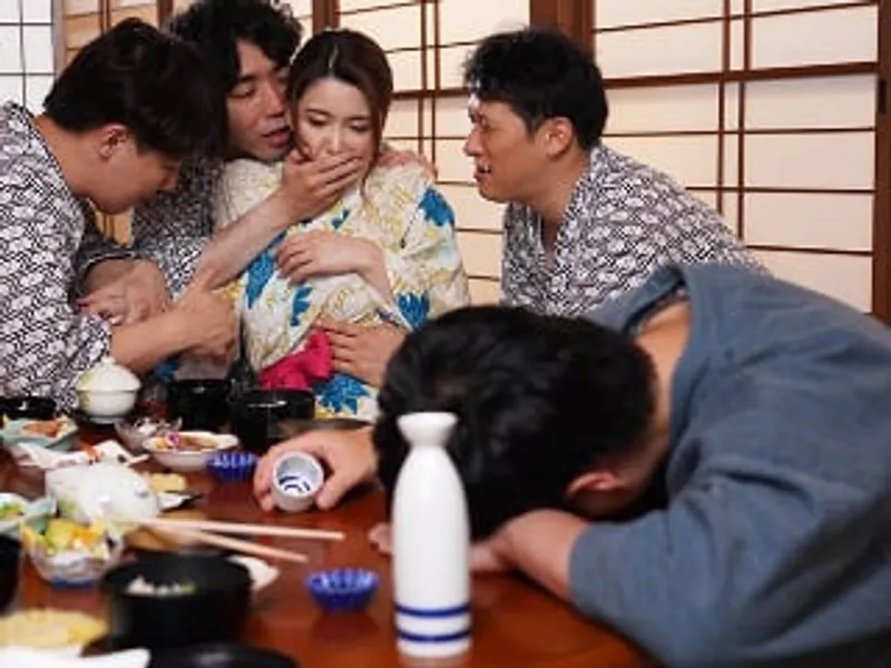 đưa bà xã đi suối nước nóng, gã chồng không biết người vợ bị người khác xoạc sấp mặt