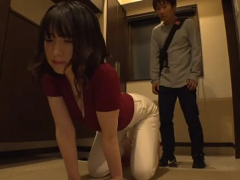 Ông chồng lo làm việc, vợ yêu ở nhà lén lút với cậu thanh niên phòng bên