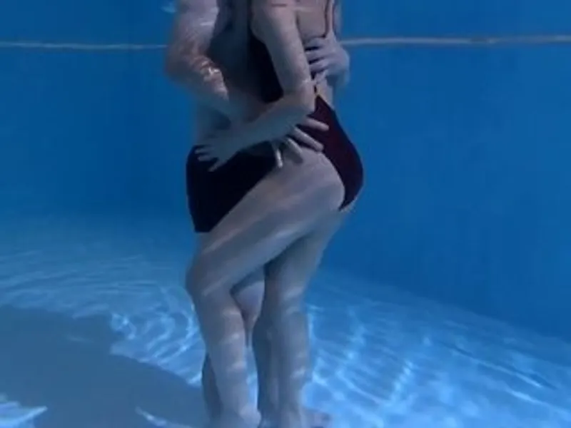 Ông xã lạnh nhạt, bà xã cắm sừng với hlv dạy bơi